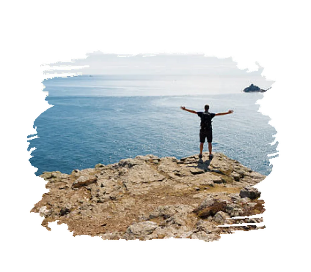 Homme sur une falaise en bord de mer