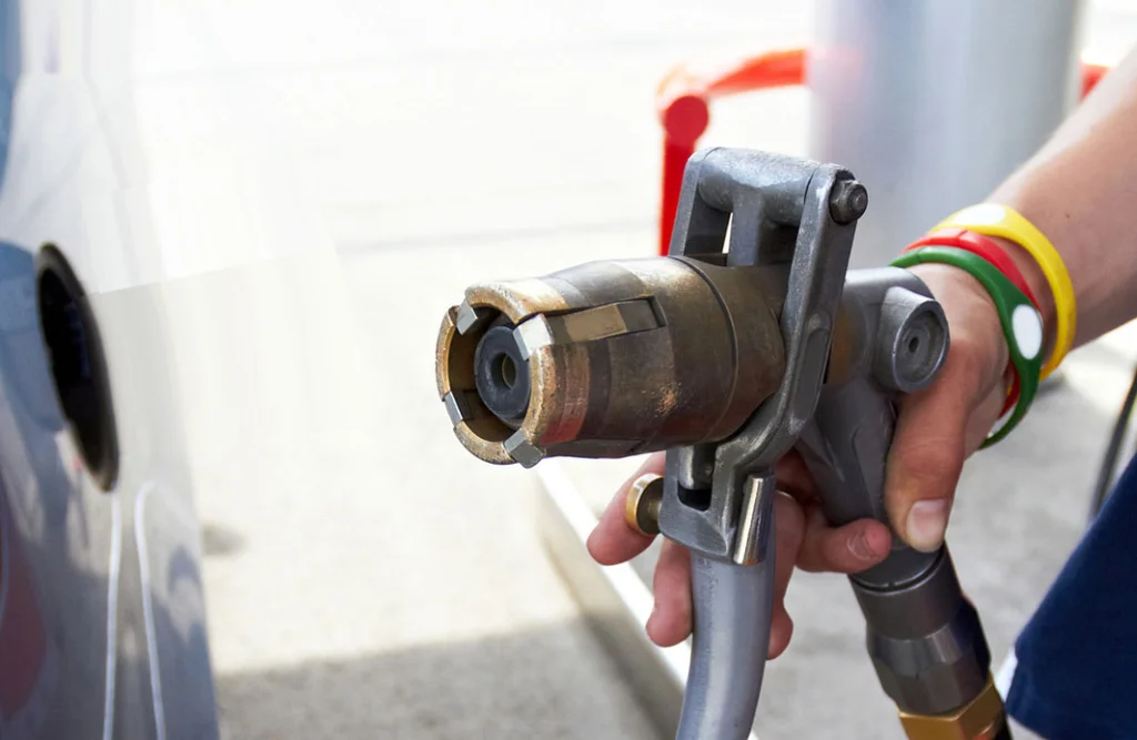 Pistolet en station GPL pour rechargement compartiment gaz du fourgon aménagé