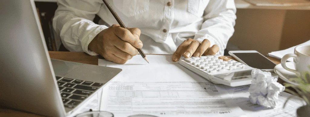 Homme avec crayon à la main rédigeant une étude de projet d'aménagement de fourgon