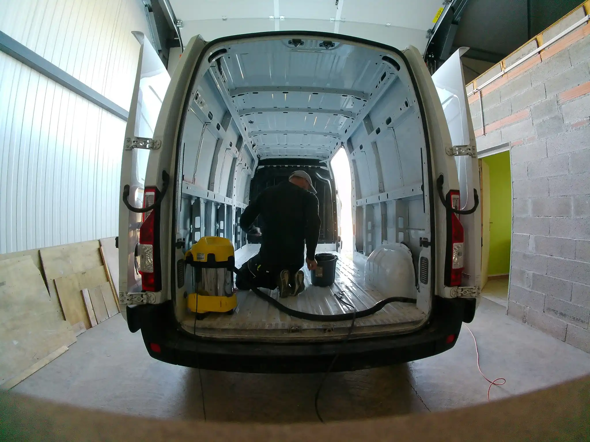 Vue intérieure du fourgon Renault Master Blanc sur le parking de Be-O-Be Vans