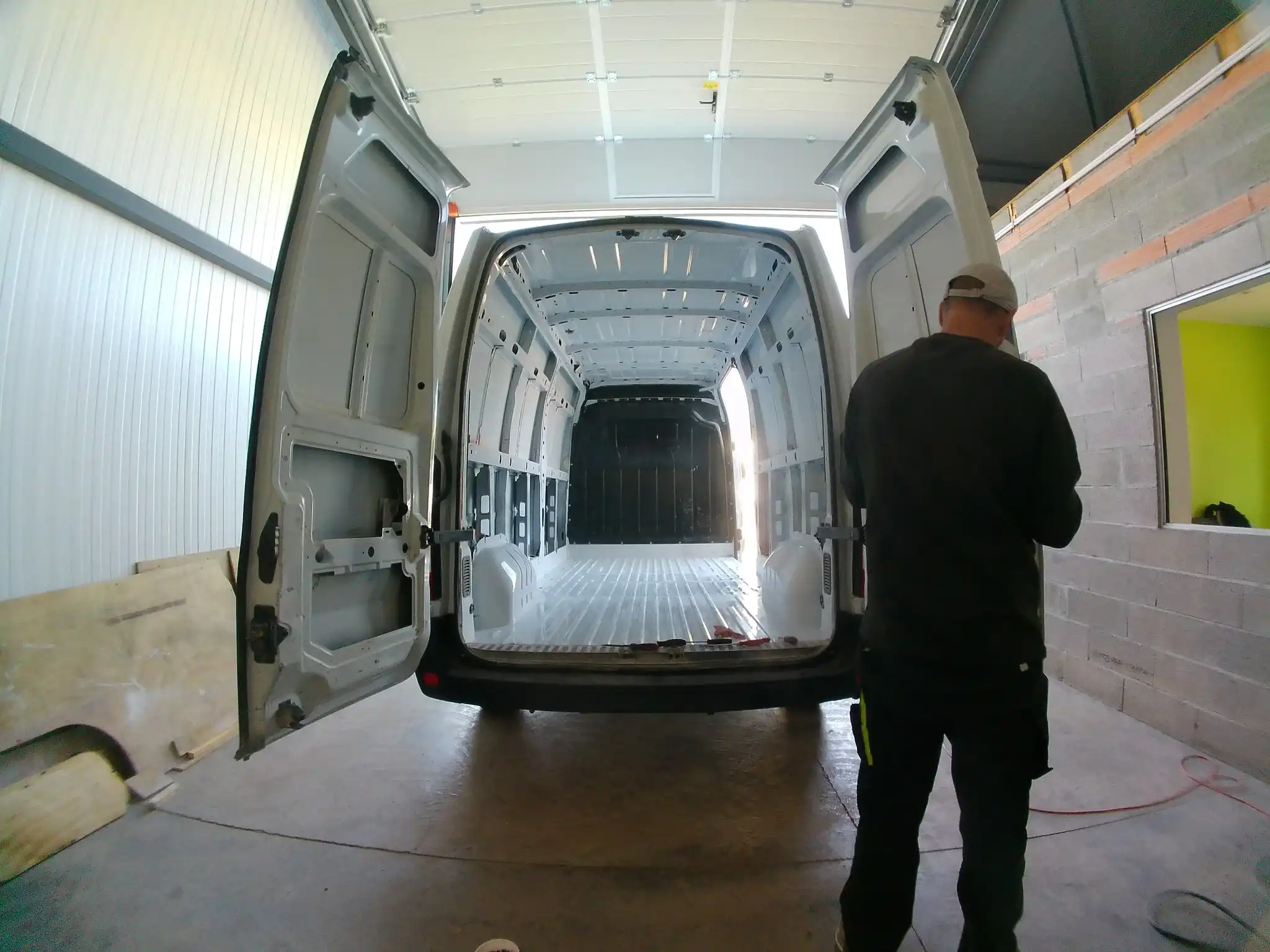 Habillage arrière fourgon Renault Master entièrement démonté