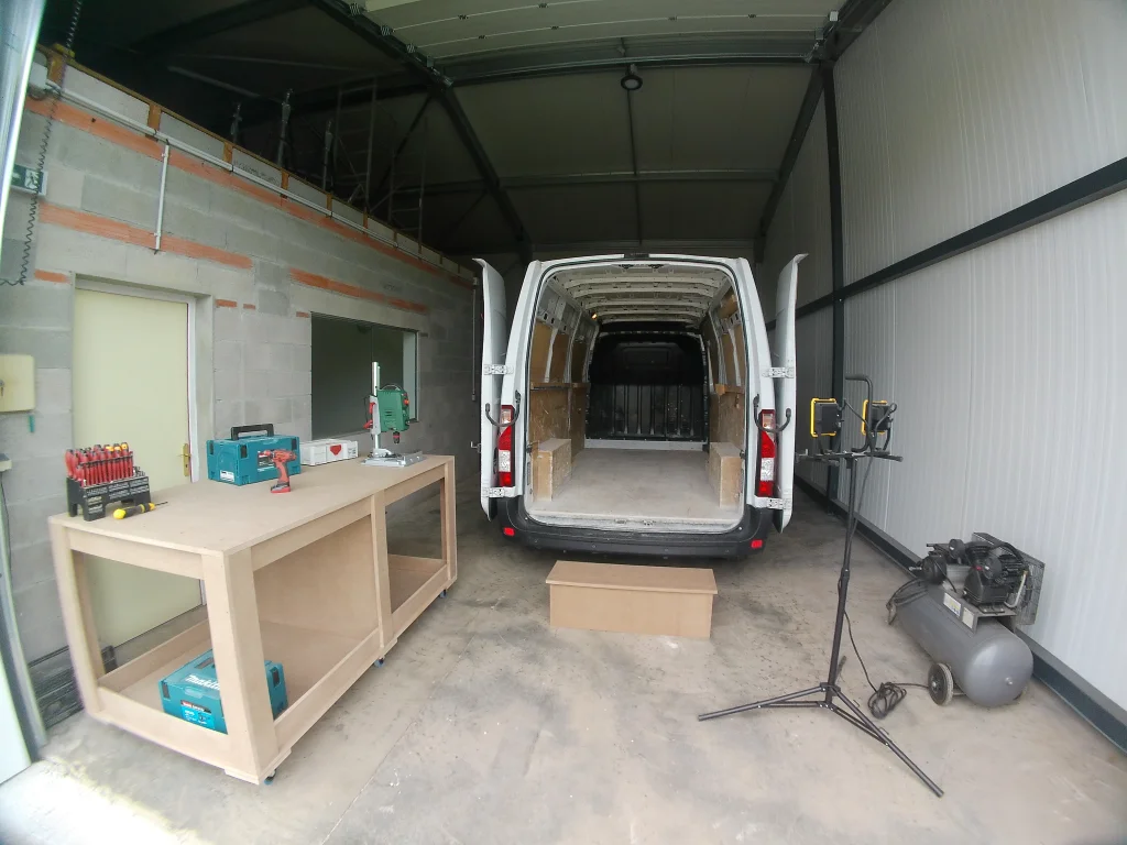 Fourgon Renault Master en cours d'aménagement dans l'atelier Be-O-Be